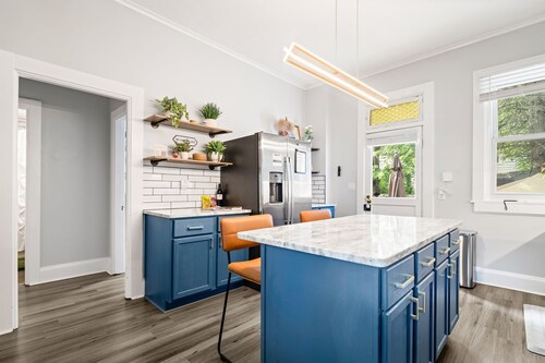 Harry Potter Loft with New Hot Tub | German Village | Cozy Cobblestone