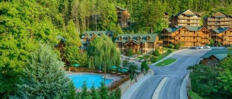 屋内プール、2 つの屋外プール、営業時間 9:00 ~ 23:00、プール パラソル、サンラウンジャー