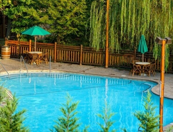 Piscine couverte, 2 piscines extérieures, parasols de plage