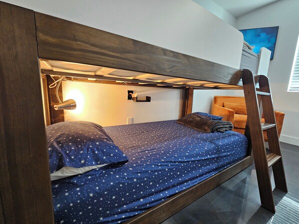 5 bedrooms, in-room safe, desk, iron/ironing board