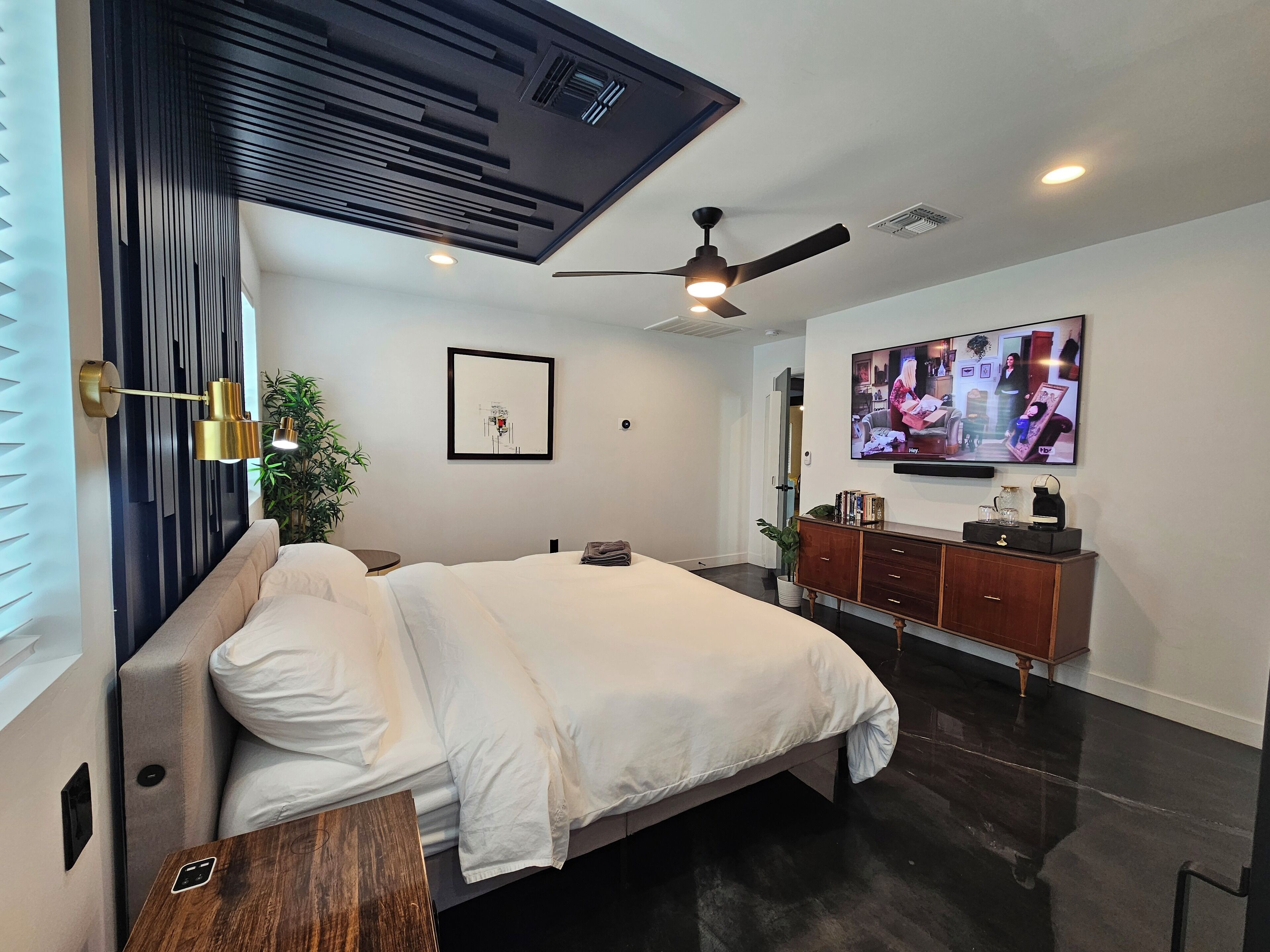 5 camere, una cassaforte in camera, una scrivania, ferro/asse da stiro