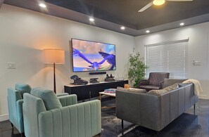 Smart-TV, peis, DVD-spiller og bordtennis