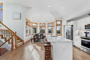 Fridge, microwave, oven, stovetop - PI-4 "Don't Blink" Saturday-Saturday   Private pool!  Hot tub!   Minutes to the beach! (Corolla)