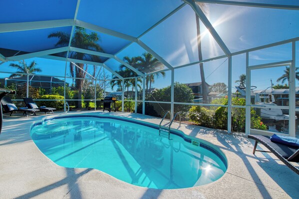 A heated pool - VILLA RIVERBREEZE – HEATED POOL & SPA | GULF ACCESS | BOAT RENTAL + TOURS VOUCHER INCL. (Cape Coral)