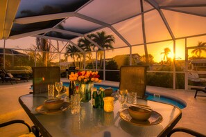 Outdoor dining - VILLA RIVERBREEZE – HEATED POOL & SPA | GULF ACCESS | BOAT RENTAL + TOURS VOUCHER INCL. (Cape Coral)