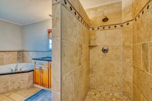 Shower, hair dryer, towels - VILLA RIVERBREEZE – HEATED POOL & SPA | GULF ACCESS | BOAT RENTAL + TOURS VOUCHER INCL. (Cape Coral)