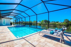 A heated pool - VILLA CASA DE SISA – HEATED POOL & SPA | CANAL VIEW | BOAT RENTAL + TOURS VOUCHER INCL. (Cape Coral)