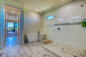 Shower, hair dryer, towels - VILLA CASA DE SISA – HEATED POOL & SPA | CANAL VIEW | BOAT RENTAL + TOURS VOUCHER INCL. (Cape Coral)