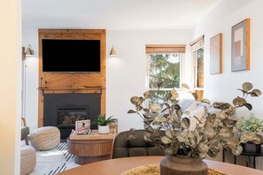 TV, fireplace - Ski In/ Ski Out. Less than 5 Min Walk to Historic Main St! (Park City)