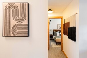 2 室のベッドルーム、アイロン / アイロン台、WiFi (無料)、ベッドシーツ