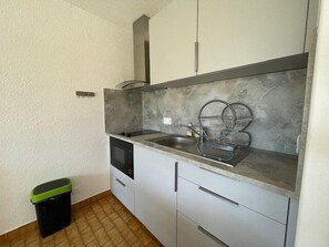 Réfrigérateur, batterie de cuisine, vaisselle et ustensiles