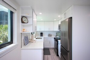 冷蔵庫、電子レンジ、オーブン、コンロ