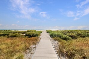 On the beach - Beautiful 2BR Beachfront Sandalfoot Condo on Sanibel Island - Sandalfoot 1A3 (Sanibel Island)
