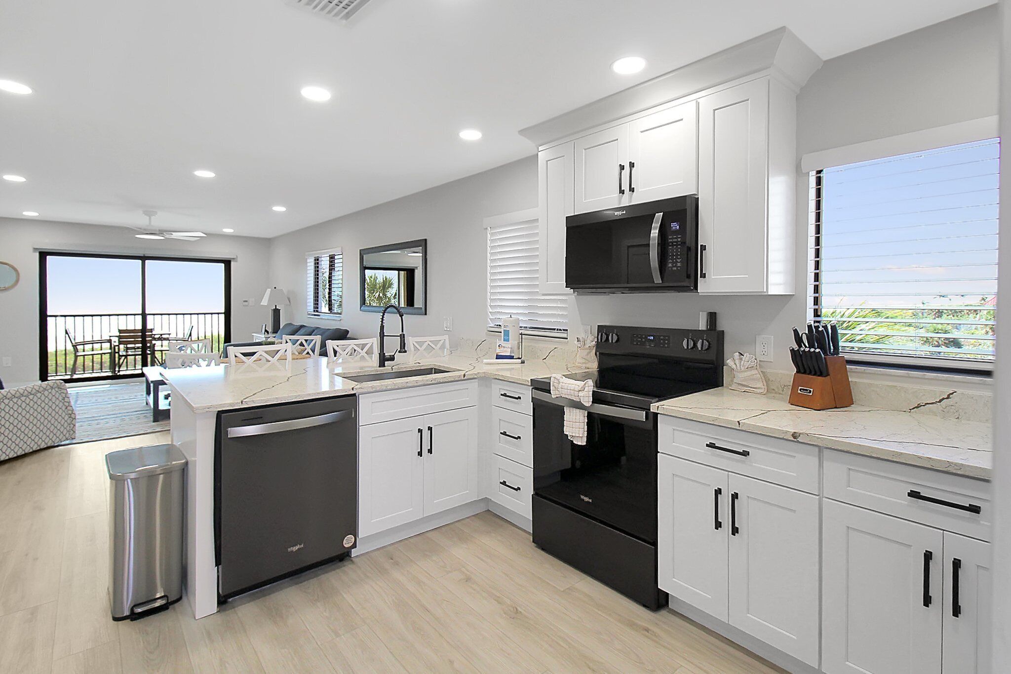 雪櫃、微波爐、焗爐、爐具