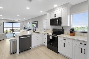 ثلاجة، ميكروويف، فرن، موقد طهي مسطح