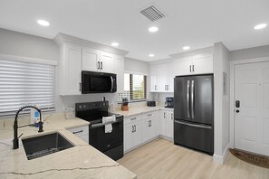 冰箱、微波炉、烤箱、炉灶