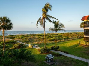 Property grounds - Beachfront 1st floor condo at Sandalfoot Sanibel Island Sandalfoot 1B1 (Sanibel Island)