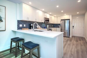 Een koelkast, een microgolfoven, een oven, een kookplaat