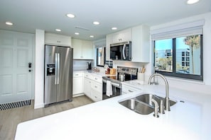 Réfrigérateur, micro-ondes, four, plaque de cuisson