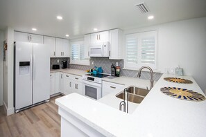 Een koelkast, een microgolfoven, een oven, een kookplaat