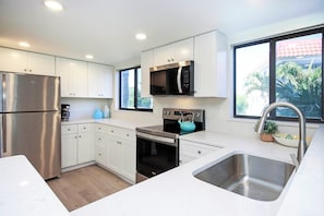 Kylskåp, mikrovågsugn, ugn och spishäll