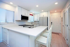 Een koelkast, een microgolfoven, een oven, een kookplaat