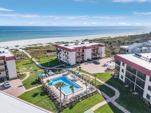 Ein Hotel mit Pool, Meerblick und mehreren Gebäuden.