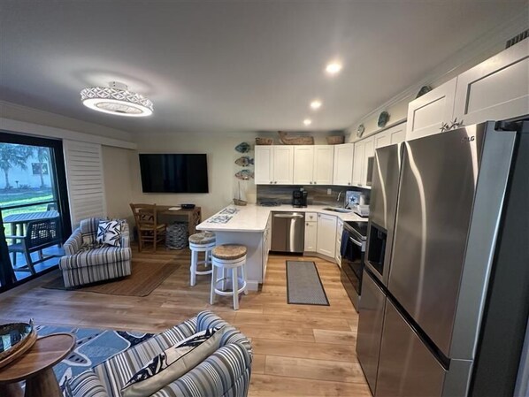 Frigorífico, microondas, horno y placa de cocina