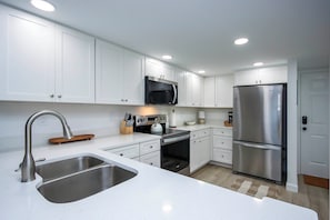 Refrigerador, microondas, horno y parrilla de estufa