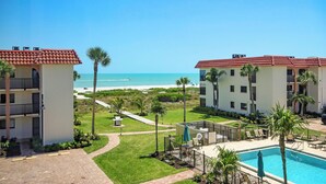 Un hotel con piscina, mobiliario exterior y vistas a la playa.
