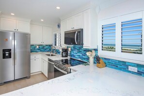 Kylskåp, mikrovågsugn, ugn och spishäll