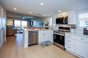 Kjøleskap, mikrobølgeovn, ovn og kokeplater