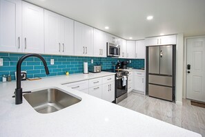 Kühlschrank, Mikrowelle, Ofen, Herdplatte