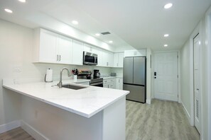 Fridge, microwave, oven, stovetop - 3rd Story Sanibel Condo With Panoramic Views Of The Gulf - Sandalfoot 5C3 (Sanibel Island)