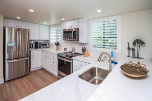 Geladeira, micro-ondas, fogão, cooktop
