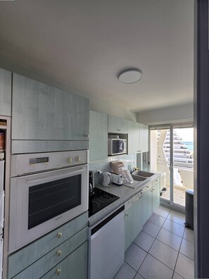 Kühlschrank, Mikrowelle, Ofen, Geschirrspüler