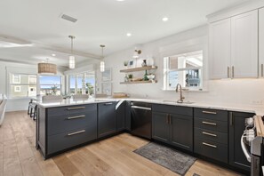 ثلاجة�، ميكروويف، فرن، موقد طهي مسطح