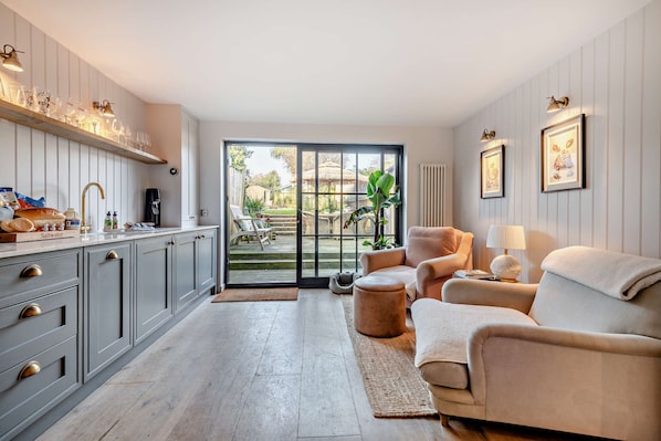 Televisión, chimenea y estéreo 