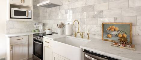 Kylskåp, mikrovågsugn, ugn och spishäll