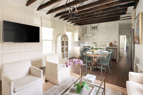 Historic Charm & Modern Comfort - Perfect Downtown Location