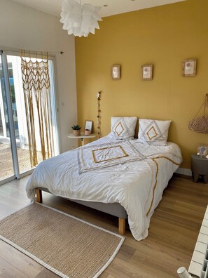 4 bedrooms, iron/ironing board, WiFi, bed sheets