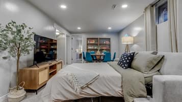 3 bedrooms, desk, iron/ironing board, WiFi