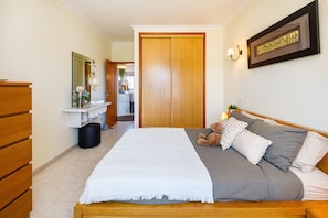 1 habitación, tabla de planchar con plancha, wifi gratis y ropa de cama