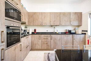 Kühlschrank, Mikrowelle, Ofen, Geschirrspüler
