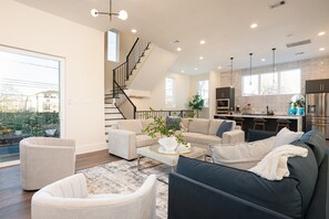 Smart TV, fireplace, books, offices - Luxe Stay!5 beds•Rooftop•Pet-Friendly•Downtown (HOUSTON)