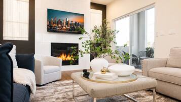 Smart TV, chimenea, libros y oficina