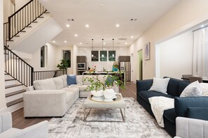 Smart TV, chimenea, libros, oficina