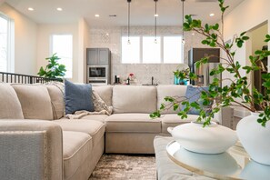 Smart TV, fireplace, books, offices - Luxe Stay!5 beds•Rooftop•Pet-Friendly•Downtown (HOUSTON)