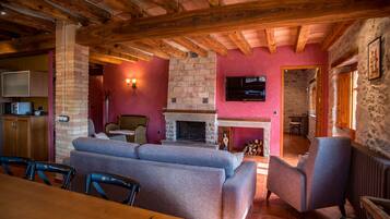 Een televisie en een open haard