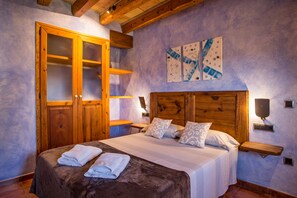 6 bedrooms, iron/ironing board, free WiFi, bed sheets